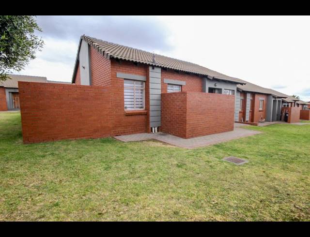 3 BEDROOM TOWNHOUSE FOR SALE IN MONAVONI